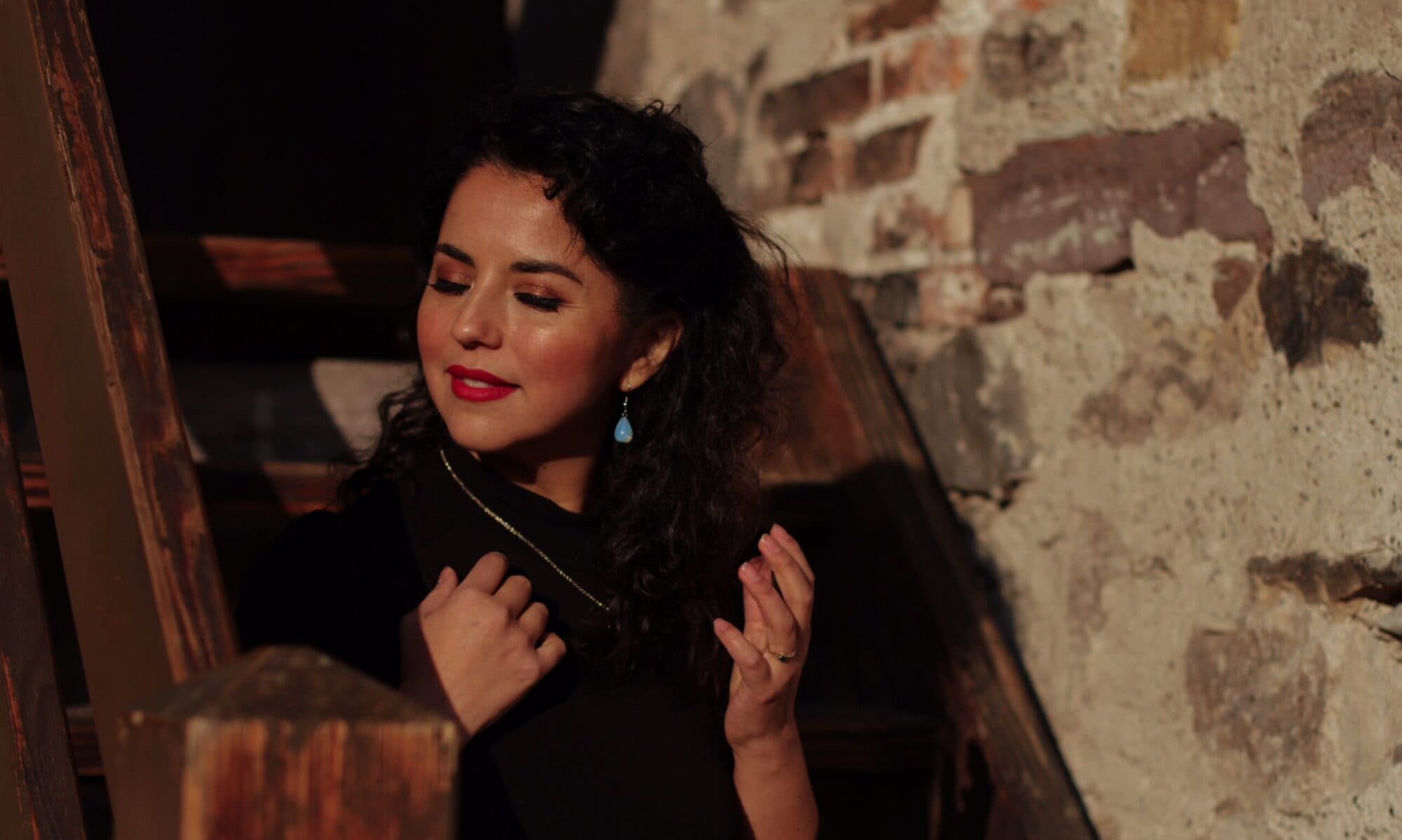 Daniela Alzérreca singing portrait